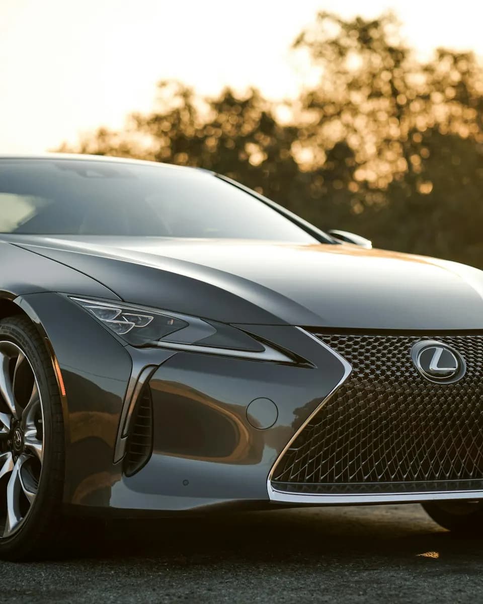 واجهة لكزس LC 500 عند الغروب
